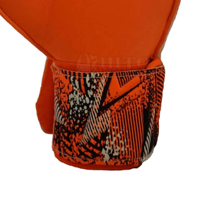 Guantes de portero de fútbol de látex naranja y negro de diseño personalizado de primera calidad con látex alemán en relieve y correa de látex de corte negativo. - Product Image 6
