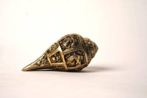 Bold Blossom Shankh (Concha de Caracola) de Latón con Acabado Antiguo Tradicional |   Templo hindú de Pooja para bodas de Diwali, tallado a mano - Product Image 5