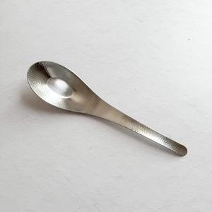 Cuchara de sopa de acero inoxidable de diseño clásico con alta calidad y buen acabado, utilizada para la mesa de comedor en el hogar real. - Product Image 4