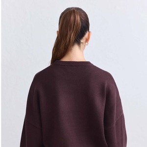 Sudadera de punto extragrande con cuello redondo y estampado de letras en la parte delantera para mujer, pantalones blancos color granate, estilo casual de otoño - Product Image 3