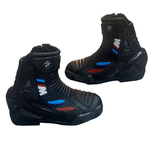 Botas de moto para hombre, negras, con cierre de cremallera en el tobillo, parte superior sintética, suela de goma, impermeables y resistentes a la abrasión - Product Image 1