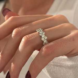 Bague d'éternité unique à grappe large avec diamants de laboratoire E VVS de 3 carats, une seule et unique bague de mariage à grappe en or blanc - Product Image 6