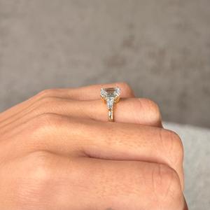 Anillo de compromiso de oro amarillo de 14 quilates con tres diamantes cultivados en laboratorio con corte esmeralda certificados por IGI de 2.20 quilates y piedras laterales de baguette. - Product Image 1