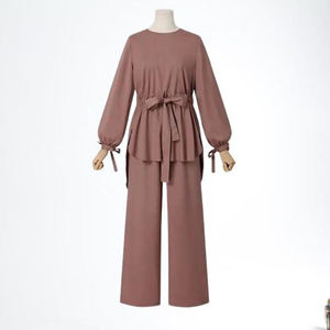 Tenue d'entraînement modeste pour femmes : Haut long à capuche et leggings ajustés – Usine de vêtements personnalisés sous marque privée - Product Image 2