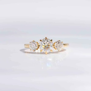 แหวนเพชรโมอิสซาไนต์สามเม็ดสุดหรูขายดีที่สุด ทำจากทอง 14K สำหรับเป็นของหมั้นหรือของขวัญวันครบรอบ มีจำหน่ายในราคาพิเศษ - Product Image 1