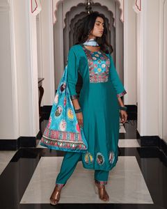 Elegante y premium Kurti de viscosa brillante color verde azulado para oficina y uso diario a precio de mayoreo. Vestidos casuales Kurti. - Product Image 6