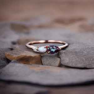 Bague de fiançailles vintage en Alexandrite et Opale, alliance Art Déco en Moissanite, coupe poire, 3 pierres, bague de mariée unique - Product Image 1