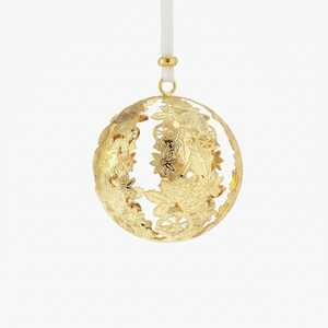 Élégante boule de Noël ajourée dorée avec motifs floraux découpés complexes et un ruban blanc pour la décoration - Product Image 2