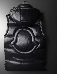 เสื้อกั๊กพัฟเฟอร์แบบมีฮู้ดบุใยกันลมสำหรับผู้ชาย สีดำ เงางาม ระบายอากาศได้ดี เหมาะสำหรับฤดูหนาวและกิจกรรมกลางแจ้ง  รับผลิตตามแบบ OEM - Product Image 2