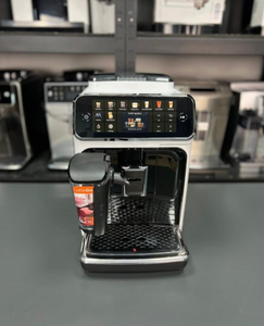 Cafetera Espresso Automática Serie 5500 Nueva, Sistema de Leche LatteGo de Fácil Limpieza, Preparación Silenciosa - Product Image 4