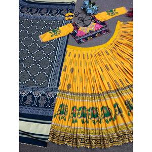 Lehenga-Choli Amarillo de Algodón de Diseño HK con Dupatta y Trabajo a Mano con Espejos para Bodas y Eventos - Product Image 3