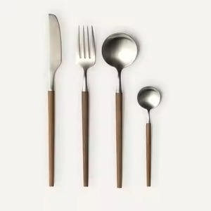 Collection contemporaine d'ustensiles de table en métal (cuillère, fourchette, couteau) pour les entreprises de restauration et la salle à manger familiale - Product Image 2