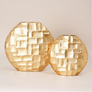 Jarrón de Flores de Aluminio Sólido Hecho a Mano con Diseño Martillado y Acabado en Oro Antiguo - Product Image 1