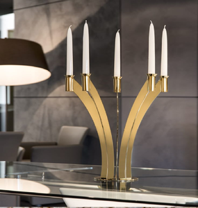 Supports de bougies de luxe en or avec un design vertical en forme de tuyau et une base en marbre noir. Disponible aux prix de gros. - Product Image 6