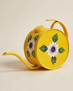 Hermosa regadera decorativa amarilla con diseño floral, perfecta para plantas de interior y exterior, jardín y uso en balcones y patios. - Product Image 1