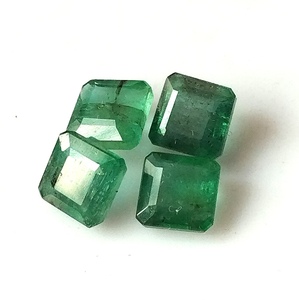 มรกตธรรมชาติจากแซมเบีย น้ำหนักรวม 4.90 กะรัต ขนาด 6x6 มม. เจียระไนทรงมรกตแบบเหลี่ยมเพชรพลอย โปร่งแสง ชุด 4 เม็ด - Product Image 1
