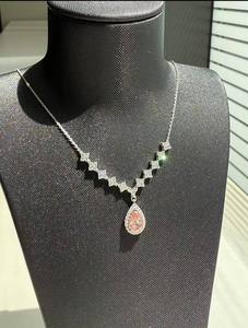 จี้เพชรทรงลูกแพร์และทรงกลมที่ได้รับการรับรองจาก IGI ประดับด้วยเพชรที่เพาะเลี้ยงในห้องปฏิบัติการ  ตัวเรือนทำจากทองคำขาว ทองคำเหลือง หรือเงิน พร้อมเพชรที่มีความใสระดับ VVS และ VS - Product Image 3