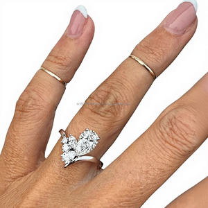 Bagues de fiançailles et de mariage modernes personnalisées en or 18K/14K avec zircon taille poire cultivé en laboratoire certifié IGI, faible MOQ - Product Image 1
