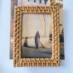 Cadre photo en rotin d'inspiration antique avec des sculptures florales, parfait pour créer une présentation photo élégante et nostalgique - Product Image 2