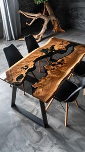 Table à manger moderne en bois massif avec bord naturel et plateau en résine époxy bleue, construction artisanale durable, 6 places, idéale pour appartement - Product Image 3