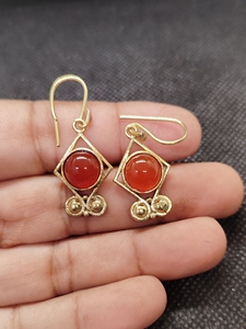 Boucles d'oreilles pendantes en onyx rouge et laiton, faites à la main, vente en gros - Product Image 1