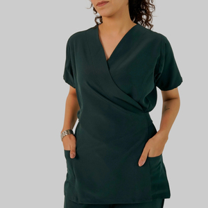 Blouse médicale vert foncé à col en V pour femme, uniforme d'infirmière extensible et doux, tenue de travail pour hôpital et soins de santé, personnalisable OEM ODM - Product Image 1
