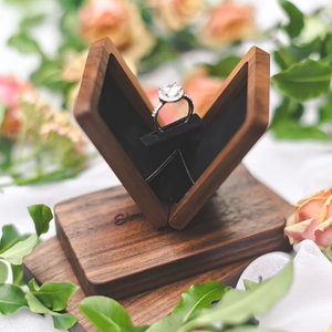 Caja rústica de madera grabada para guardar anillos. Caja de madera de nogal hecha a mano para anillos de compromiso de Blossom Craft India. - Product Image 1