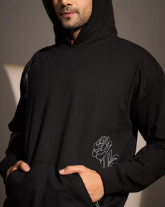 เสื้อฮู้ดดี้สีดำพิมพ์ลายวินเทจทรงโอเวอร์ไซส์สำหรับผู้ชาย ผ้าฟลีซพรีเมียม สวมใส่สบาย สไตล์สตรีทแวร์  รักษาสิ่งแวดล้อม น้ำหนัก 360 กรัม เหมาะสำหรับฤดูหนาว - Product Image 4