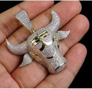 Colgante de Plata de Ley 925 Personalizado con Signo Zodiacal Tauro, Forma Redonda Blanca de Moissanita - Product Image 3