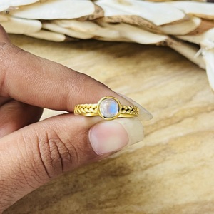 Bagues en pierre de lune, style bohème, avec bande tressée, bijoux minimalistes en laiton pour femme, plaqué or 18 carats, solitaire délicat, favoris des marchés, vente en gros/OEM - Product Image 4