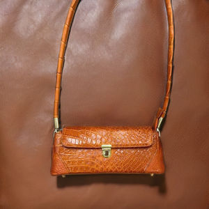 Vente en gros de sacs à main pour femmes en cuir véritable de haute qualité avec fermeture à glissière prix d'usine taille 28cm x 11cm x 9cm - Product Image 3