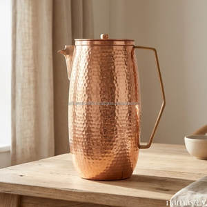 Pichet à eau en cuivre martelé à la main – Carafe de service vintage en métal à bord évasé avec poignée en laiton - Product Image 4