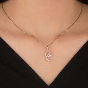 Elegante Collar con Colgante de Diamantes Florales Dorados – Delicado Diseño de Enredadera con Brillo para Mujer, Joyería de Diamantes - Product Image 1