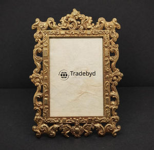 Cadre photo en métal élégant, accent décoratif de luxe par Tradebyd - Product Image 1