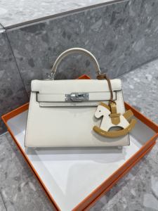 Sac messager pour femme en cuir véritable fait main, style classique rétro, fermeture à glissière, motif en losanges, logo, sac durable pour tous les jours - Product Image 5