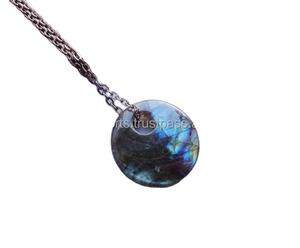 Collier pendentif Labradorite 30 mm rond plaqué or et rhodium Bijoux fins chrétiens avec gros pendentifs et breloques de fête - Product Image 1