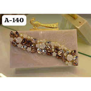 Elegante bolso de mano de resina acrílica con cadena dorada Monedero funcional y hermoso para uso diurno y nocturno para bodas y fiestas - Product Image 1