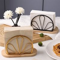Porte-serviettes élégant en métal maillé, parfait pour la décoration de la salle à manger, les comptoirs de cuisine et la présentation de serviettes de table dans les restaurants.