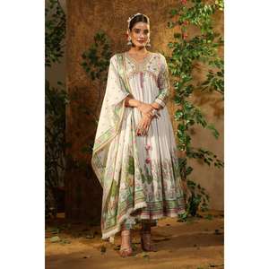 ATRACTIVO BORDADO DE MUSELINA ZARI TEJIDO CON IMPRESIÓN DIGITAL TRABAJO ALIA CUT TOP BOTTOM CON DUPATTA OFF WHITE - Product Image 1