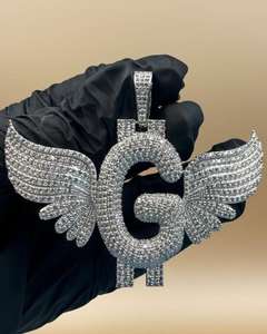 จี้รูปปีกนางฟ้าประดับเพชรโมอิสซาไนต์ VVS แบบกำหนดเอง ตัวเรือนเงินแท้ 925 พร้อมจี้ตัวอักษรชื่อสั่งทำพิเศษ สำหรับเป็นของขวัญวันเกิด - Product Image 6