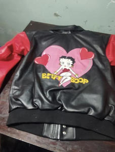 เสื้อแจ็คเก็ตหนังผู้ชายแบบคลาสสิก ตกแต่งด้วยการเย็บปะติดปะต่อ มีฮู้ด ย้อมสีแบบ Garment Dyed กันน้ำ ระบายอากาศได้ดี เป็นมิตรกับสิ่งแวดล้อม ทันสมัย สวมใส่สบาย อุ่น เหมาะสำหรับฤดูหนาว สไตล์ไบค์เกอร์ - Product Image 3