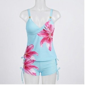 Ensemble tankini 2 pièces à imprimé floral pour femme, haut dos croisé avec short à cordon de serrage, motif lys bleu rose - Product Image 1