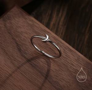 แหวนเงินแท้รูปพระจันทร์เสี้ยวเล็กพิเศษ ดีไซน์เรียบง่ายและมินิมอล - Product Image 4