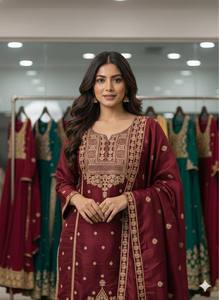 Conjunto de traje Sharara de seda bordada de lujo GMY con dupatta de diseñador - Product Image 4