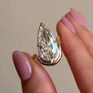 Anillo de Compromiso con Moissanita Amarilla Corte Pera, Anillo Solitario de Oro con Diseño de Ola Único, Anillo Moderno con Bisel para Ella - Product Image 4