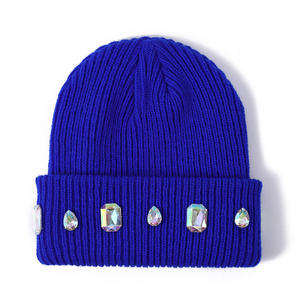 Gorros de Invierno Personalizados con Logotipo Bordado, 100% Acrílicos, con Borde y Puño, Térmicos, con Pompón Desmontable para Uso en la Playa - Product Image 3