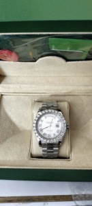 Montre automatique mécanique en acier inoxydable édition limitée avec lunette sertie de diamants et de moissanite, index des heures en chiffres romains, style moderne vintage - Product Image 5
