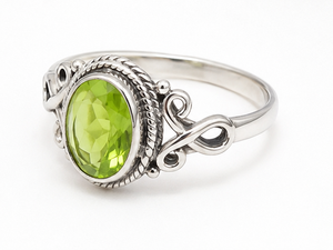 Anillo de Plata con Peridoto, Anillo Ovalado con Gema de Peridoto, Anillo de Plata de Ley, Joyería con Piedra de Nacimiento de Agosto, Peridoto Verde Hecho a Mano - Product Image 1