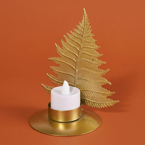 Élégant porte-bougie en métal doré en forme de feuille de fougère avec base ronde, parfait pour créer une ambiance festive et chaleureuse. - Product Image 1