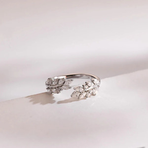 แหวนทองคำขาว 14K ประดับเพชรแล็บโกรว์ทรงใบไม้แบบเปิด - Product Image 1